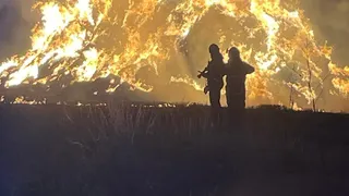 VIDEO- Incendiu violent într-o comună din Prahova. Au ars peste 200 de baloți de paie