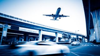 VIDEO- Zeci de curse aeriene întârziate pe cele mai mari aeroporturi. Pasagerii sunt nevoiți să aștepte în plin sezon turistic