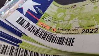 Valoarea tichetelor de masă va creşte la 35 de lei de la 1 august 2023, urmând ca de la începului lunii ianuarie a anului viitor tichetele de masă să ajungă la 40 de lei.