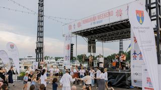 Americanii dansează cu membrii ansamblurilor folclorice din Rom&acirc;nia