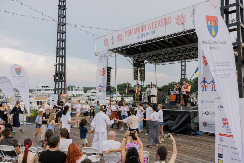 Americanii dansează cu membrii ansamblurilor folclorice din România