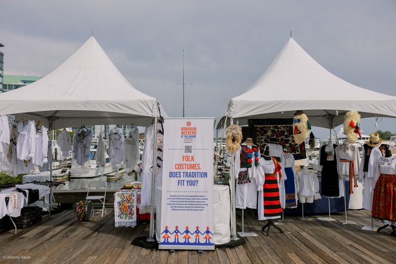Expoziție de haine tradiționale românești