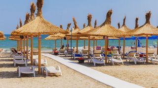 Șezlonguri la 100 de lei, dar fără condiții și dotări pe plajele din Mamaia