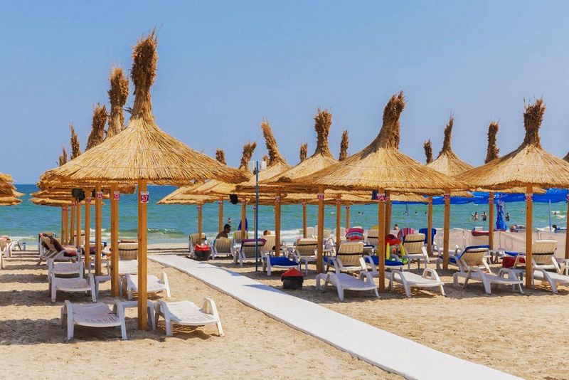 Șezlonguri la 100 de lei, dar fără condiții și dotări pe plajele din Mamaia