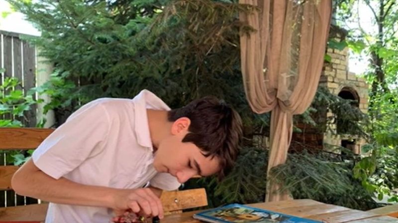 Din 307 participanți, persoane adulte, el, micul Mihai Albert Vlădescu, din Ploiești, a obținut locul I cu propulsorul ionic.