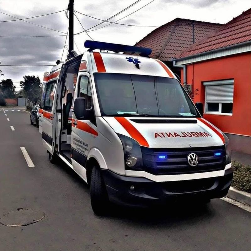 Medicii au constatat că bărbatul a suferit o fractură la baza craniului, precum și hematoame la nivelul urechii și frunții.