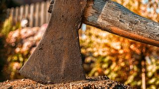 Un bărbat a fost lovit cu toporul în cap la Dumbrăvești.