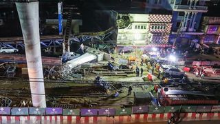 Grinda masivă a căzut brusc şi a blocat drumul, &icirc;n cartierul&nbsp;&nbsp;Lat Krabang.