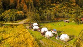 Spațiile speciale de cazare &icirc;și doresc să le ofere turiștilor o experiență inedită &icirc;n natură, departe de agitația din orașe.