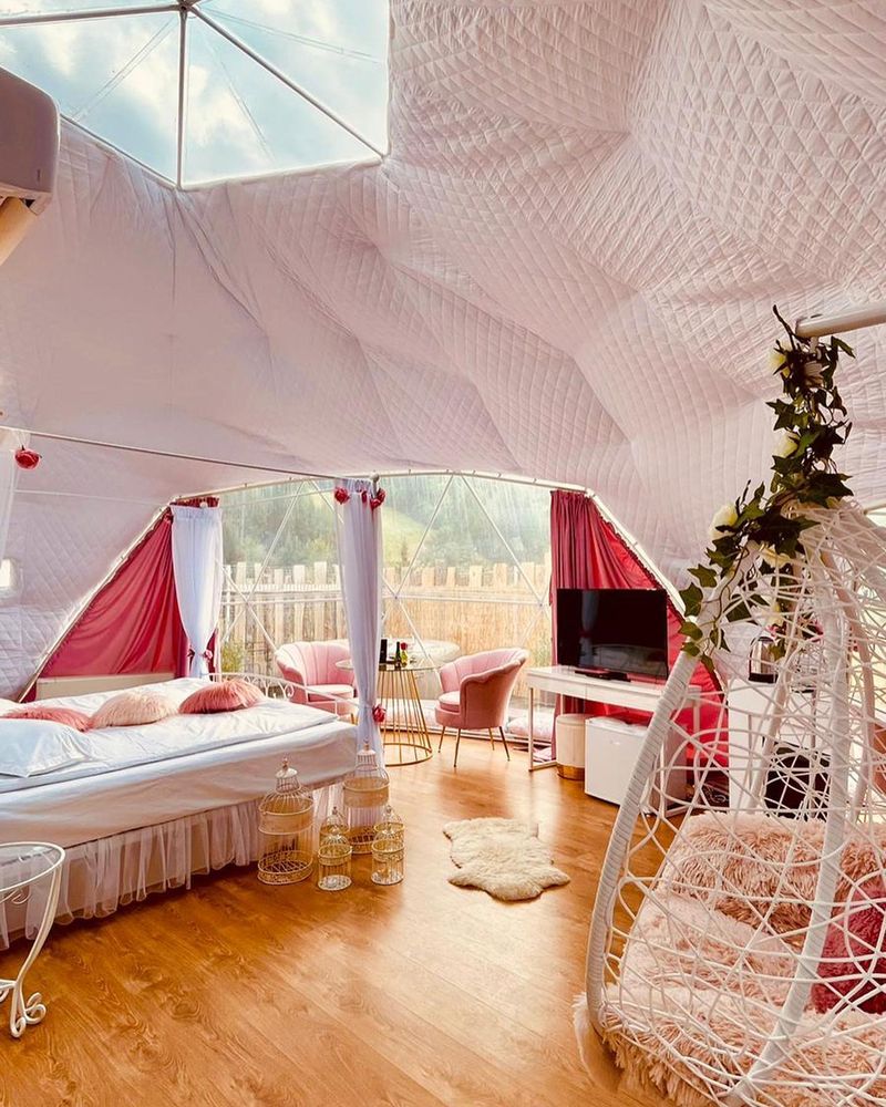 Prețurile pornesc de la 540 ron/ noapte pentru 2 persoane.