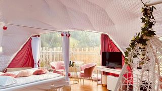 Prețurile pornesc de la 540 ron/ noapte pentru 2 persoane.