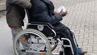 O femeie cu handicap a fost obligată să facă videochat. Agresorii îi dădeau produse cu cafeină incompatibile cu tratamentul de care are nevoie