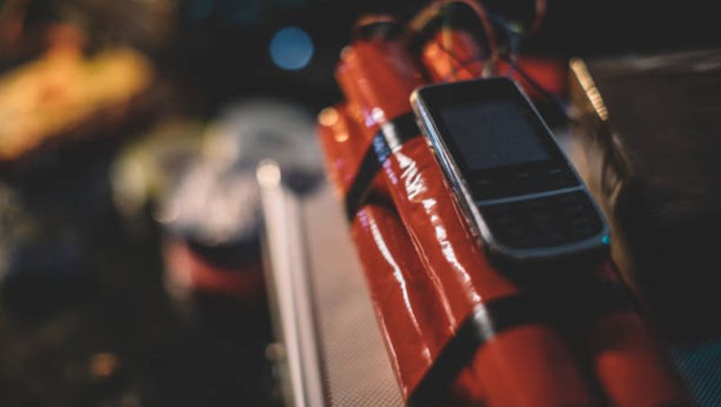 Un român va petrece 10 ani în spatele gratiilor după ce a comis mai multe incendii și explozii la comandă. Bărbatul ataca locuințe cu bombe incendiare și grenade