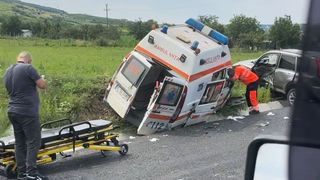 VIDEO- Accident rutier grav în Iași. O ambulanță a fost implicată