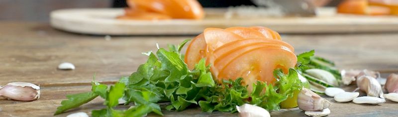 Șapte persoane, printre care și doi copii, diagnosticați cu toxiinfecție alimentară, după ce au participat la o înmormântare