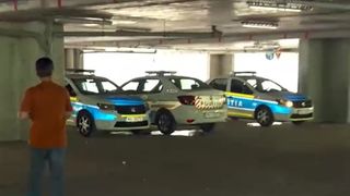 &Icirc;n momentul &icirc;n care unul dintre polițiști observă camera de filmat se instalează neliniștea și &icirc;ncearcă să &icirc;i trezească și pe ceilalți.