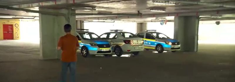 În momentul în care unul dintre polițiști observă camera de filmat se instalează neliniștea și încearcă să îi trezească și pe ceilalți.