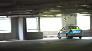 Imediat cum au fost filmați polițiștii ar fi plecat din parcare.&nbsp;