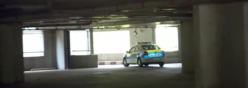 Imediat cum au fost filmați polițiștii ar fi plecat din parcare. 