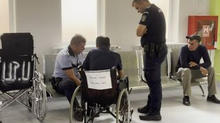 Un polițist a reușit să-l elibereze pe bărbat cu o cheie.