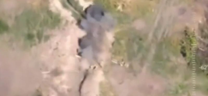  Un soldat sare în şanţ şi detonează o mină anti-personal care declanşează explozii în lanţ.