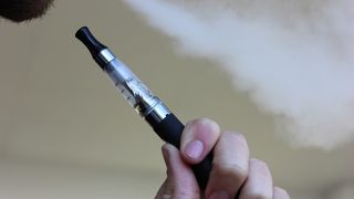 Medicii l-au diagnosticat cu &bdquo;limbă păroasă&rdquo;, adică "un strat anormal" de celule cutanate.
