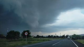 VIDEO - Vremea rea a făcut dezastru în țară, seara trecută. România este împărțită intre vijelii și temperaturi extreme