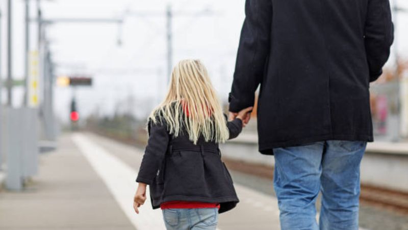 O copilă de 11 ani a fost la un pas să fie răpită de un bărbat de 77 de ani. Individul a încercat să o ademenească cu 4 lei