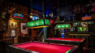 VIDEO - Tânăr bătut de doi frați într-o sală de jocuri din județul Iași, pentru că nu le-ar fi răspuns la salut