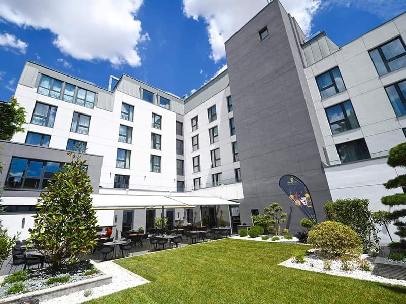 Nu mai puțin de 23 de mii de persoane ar fi trecut pragul hotelului.