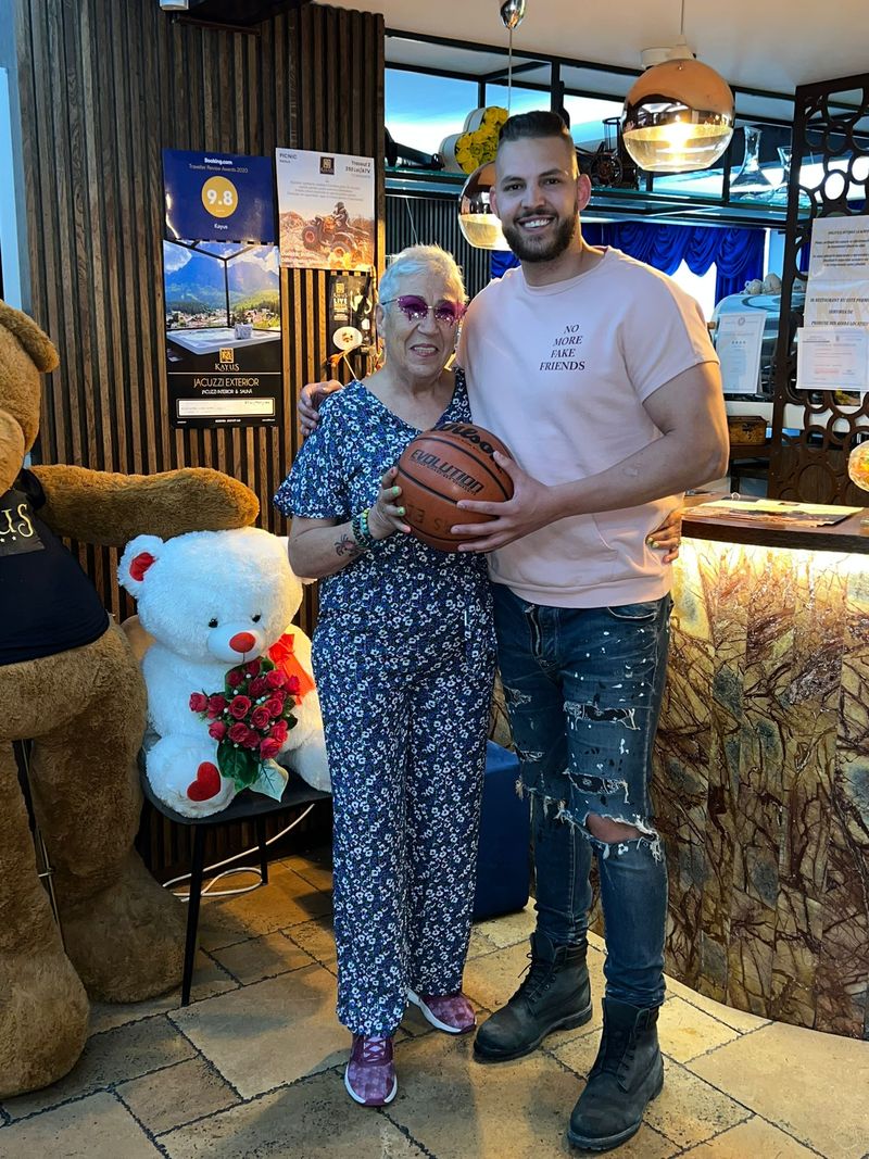  Caius Covrig a fost cel mai bun sportiv de la Hillcrest Prep Academy, din Phoenix, și să semneze un contract pentru NCAA Division 1