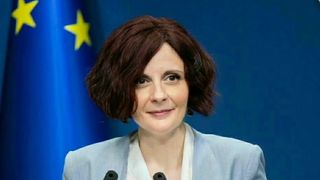 Această declară că &icirc;și &icirc;ncheie funcția cu capul sus și cu recunoștință pentru experiențele &icirc;n care a fost implicată &icirc;n cei patru ani &icirc;n Cancelaria Prim-Ministrului