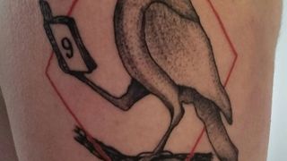 A ales să-și tatueze pe braț simbolul care i-a marcat copilăria, o cioară
