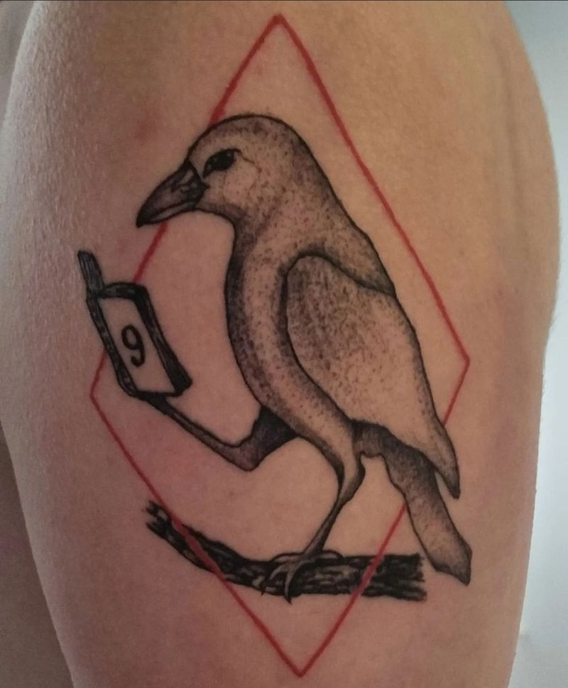A ales să-și tatueze pe braț simbolul care i-a marcat copilăria, o cioară