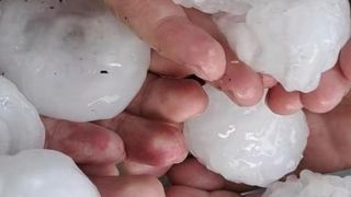 A căzut gheață de mărimea unui ou de găină. „Am crezut că ne ia mașinile pe sus”