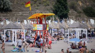 Doi turişti au fost la un pas să se &icirc;nece &icirc;n Eforie Nord. Tinerii au fost salvați &icirc;n ultima clipă după ce au ignorat avertismentele salvamarilor