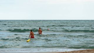 Doi turişti au fost la un pas să se &icirc;nece &icirc;n Eforie Nord. Tinerii au fost salvați &icirc;n ultima clipă după ce au ignorat avertismentele salvamarilor