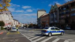 Un t&acirc;năr de 20 de ani a ajuns &icirc;n stare critică la spital după ce s-a răsturnat cu maşina. Șoferul a pierdut controlul volanului