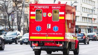 Un t&acirc;năr de 20 de ani a ajuns &icirc;n stare critică la spital după ce s-a răsturnat cu maşina. Șoferul a pierdut controlul volanului