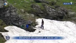 VIDEO - A nins &icirc;n plină vară la B&acirc;lea Lac. Temperaturile au cobor&acirc;t p&acirc;nă la 16 grade
