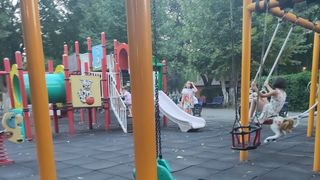 VIDEO- Incident la un loc de joacă din sectorul 4 al Capitalei. O fetiță a ajuns la spital după ce leagănul în care se dădea s-a rupt