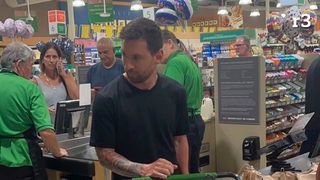 Fanii au fost &icirc;n extaz c&acirc;nd l-au văzut pe Lionel Messi &icirc;n supermarket