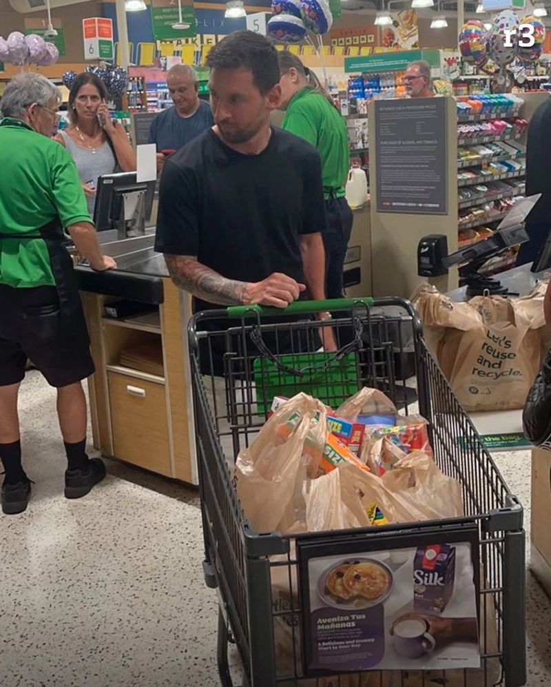 Fanii au fost în extaz când l-au văzut pe Lionel Messi în supermarket