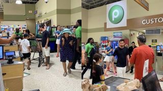 Messi, asaltat de fani într-un supermarket din Florida. Sesiunea de cumpărături s-a transpormat într-o ședință foto cu fanii