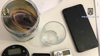 Traficanții de droguri, oameni lipsiți de scrupule! Cum se folosesc aceștia de copiii și obiectele lor pentru a face trafic 