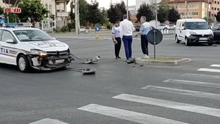 O mașină de poliție, aflată în misiune, a fost izbită de o mașină de curierat