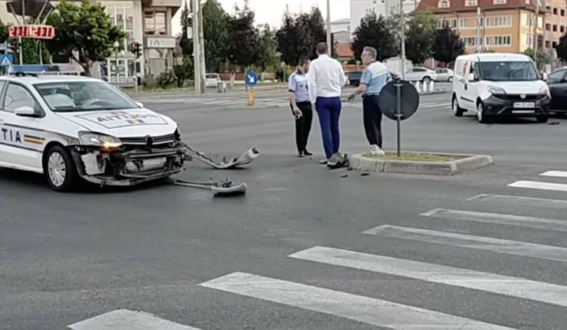 O mașină de poliție, aflată în misiune, a fost izbită de o mașină de curierat