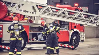 Explozie urmată de incendiu, &icirc;ntr-un bloc din Piatra Neamț