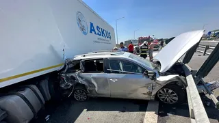 Accident la ieșirea de pe Autostrada Vestului. Un TIR a spulberat patru mașini