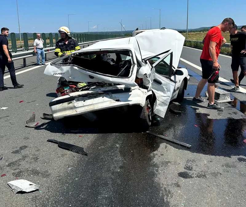 Accident la ieșirea de pe Autostrada Vestului. Un TIR a spulberat patru mașini 